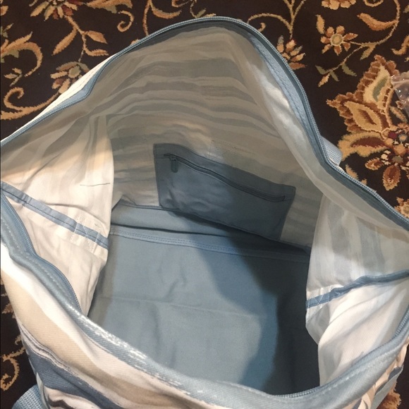 SOLD...Thirty One Brush Stroke Weekender Bag!! - Picture 3 of 6